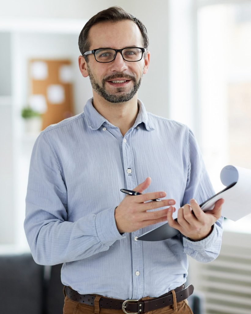 psychologist-in-office-WAUZF95.jpg